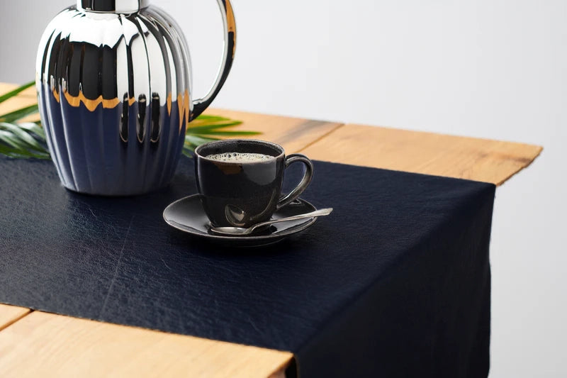 svanenogtyren-bordloeber-royalblue-ny26-daekketbord